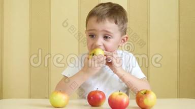 <strong>一个</strong>孩子正坐在桌子旁吃<strong>一个红苹果</strong>。